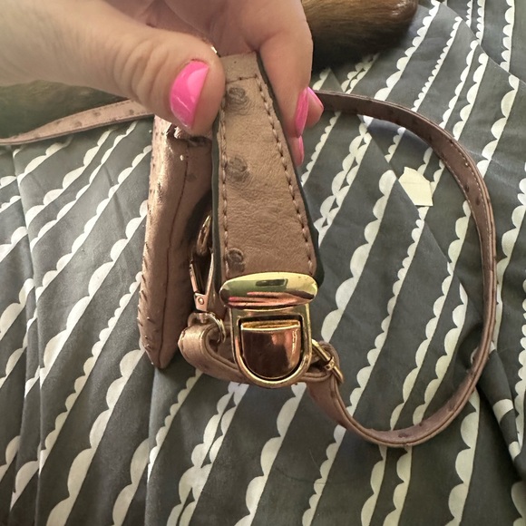 Crossbody bag in a dusty pinkish color. - Picture 2 of 5